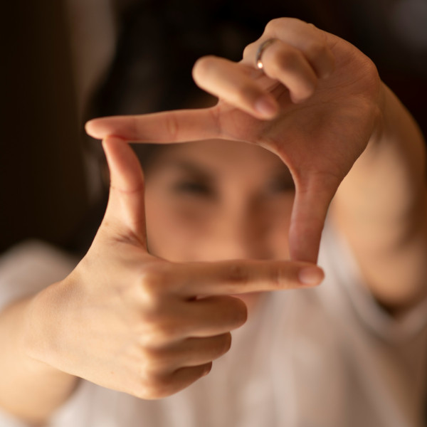 Nahaufnahme einer Hand, die ein Objekt hält – symbolisch für individuelle Unterstützung und den Fokus auf den Menschen im Coachingprozess.
