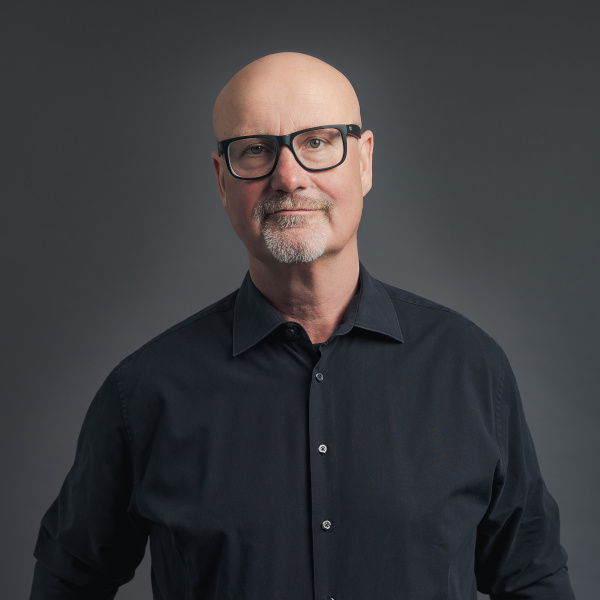 frieder barth, founder und ceo von friederbarth, porträtfoto für die teamseite mit fokus auf business development und persönlichkeitscoaching