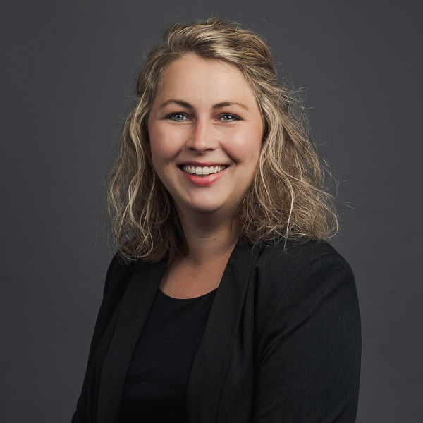 svea bielert, ceo und projektmanagerin für personal- und organisationsentwicklung bei friederbarth, porträtfoto für die teamseite