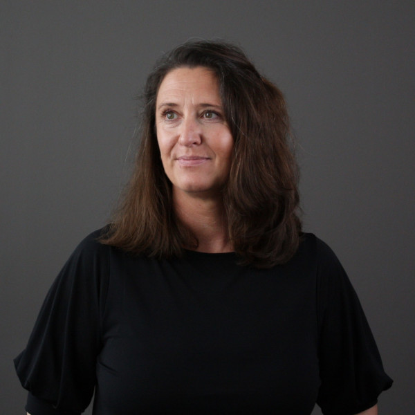 tanja laudinski, projektmanagerin bei friederbarth, porträtfoto mit schwarzem oberteil vor dunklem hintergrund