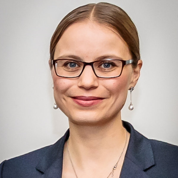 Prof. Dr. Yvonne Glock mit Brille, dunklem Blazer und Ohrringen – Portraitaufnahme mit unscharfem Gesicht
