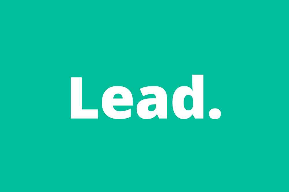 Tealfarbener Hintergrund mit dem weißen Schriftzug „Lead.“ – Symbolbild für Führung und Leadership im eLearning der Brainfood Academy
