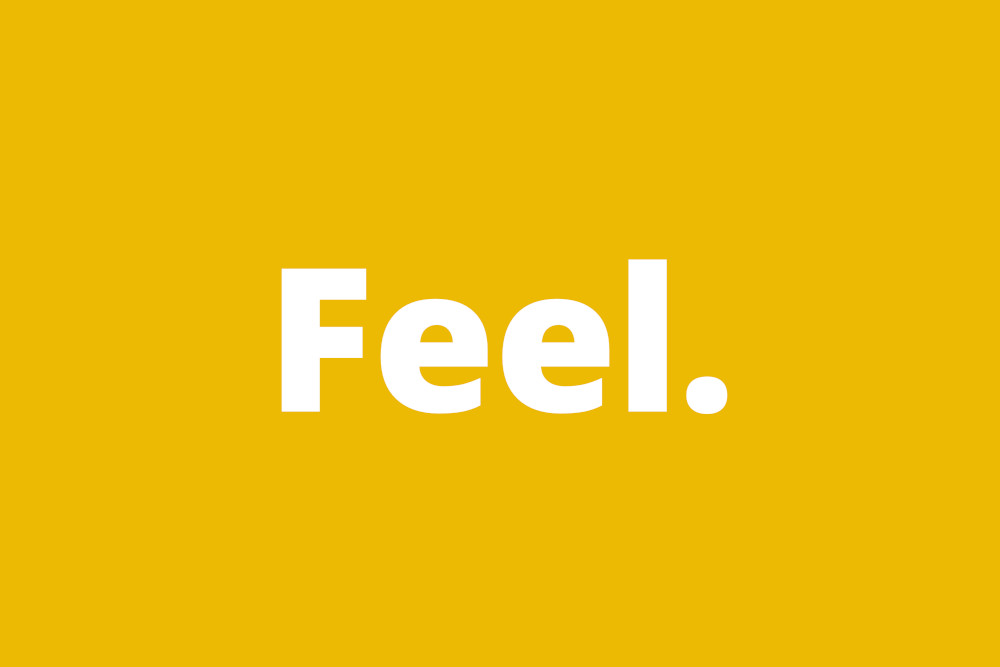Gelber Hintergrund mit dem weißen Schriftzug „Feel.“ – Symbolbild für Gesundheit und Wohlbefinden am Arbeitsplatz im eLearning der Brainfood Academy