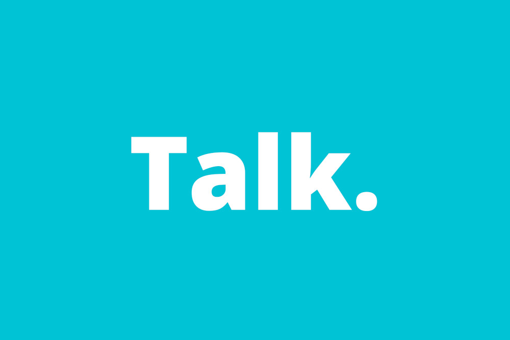 Türkisfarbener Hintergrund mit dem weißen Schriftzug „Talk.“ – Symbolbild für Kommunikation und Gesprächskompetenz im eLearning der Brainfood Academy