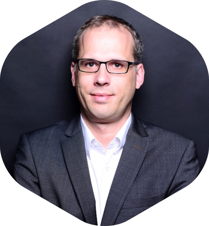 Person im dunklen Anzug vor dunklem Hintergrund – symbolisch für strategische Führungskräfteentwicklung im Rahmen eines Leadership Workshops mit Mast Jägermeister SE.