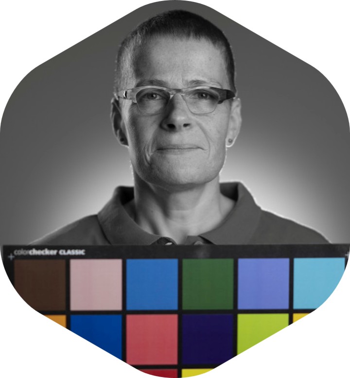 Person mit Farbmuster-Chart (ColorChecker Classic) – symbolisch für professionelle Mediengestaltung und authentisches Studiofeeling im Learn or Die Podcast.