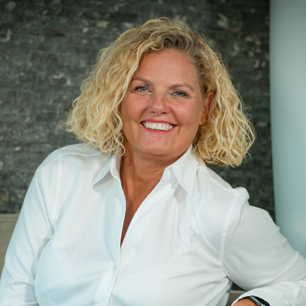 Imke Keil sitzt in modernem Ambiente auf einem Sofa, Symbol für Business-Coaching in Hamburg mit Fokus auf Kommunikation, Resilienz und Teamdynamik.