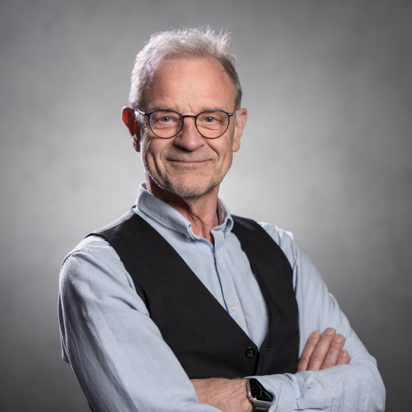 Matthias Simon als Trainer und Coach bei Scharlatan, Business Porträt mit verschränkten Armen für Leadership, Kommunikation und Teamtraining