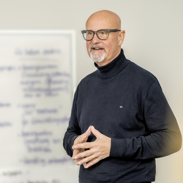 Trainer bei FRIEDERBARTH erklärt Inhalte vor einer Moderationswand im Workshop